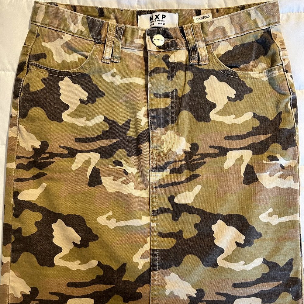 NXP Camo Print Utility Mini Skirt. Size 25. NWOT.